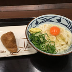 丸亀製麺 - 釜玉うどん、いなり 350円+100円