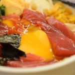 鮪喜 - 漬け丼@税込960円：卵割ってみました