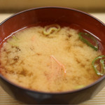Tsunaki - 味噌汁：海老の頭が沈んでおります。刻みネギも。