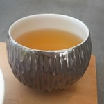 餅匠しづく - ほうじ茶 大きな湯のみです。おかわりできます