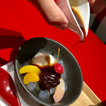 イッピン カフェ - クリームあんみつに黒蜜をかけます 2016/05/11