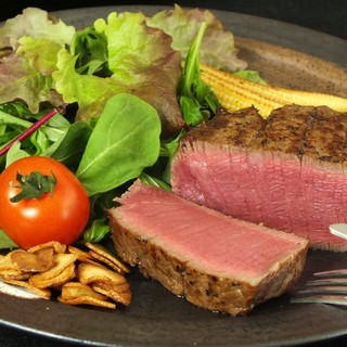 고기 본래의 맛을 즐길 수 있는 스테이크, 히로시마 요리도 있습니다.
