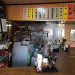 英 - 小ぢんまりとした店内