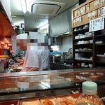 越中屋  - 店内、カウンター席のこの場所が包丁さばき見れて特等席（17/3）