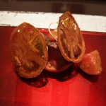 日本料理 TOBIUME - 天野克広氏の"真っ赤な情熱"  有毛のトマト   大川市畜産農家、東さんの黒毛和牛♪蓮根チップかと思ったらトマトのチップでした♪ルビーレッドのプレートもステキ♪中に金箔が入ってるそうです