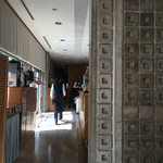 ル・ジャルダン - 通路を渡ると、向こうも客席とトイレ、
      通路でワゴンにお料理を乗せている姿を見れます！