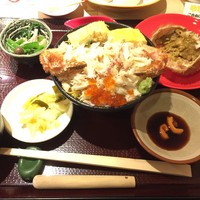 あま屋 - 静内産毛蟹一杯使用した丼です。