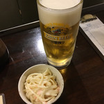 炭火焼鶏屋 たまい - 生ビール（450円） と お通し