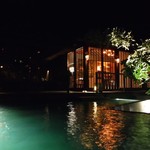 HOSHINOYA - 夜のプールから部屋を望む