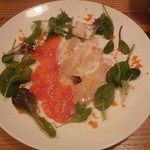 ビストロ キューブマン - サーモンのカルパッチョとヒラメの昆布じめ