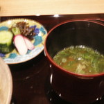 祇園 にし - 食事　ナメコと水菜赤出汁　香の物