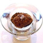 ラ・リューン - ランチコース 4104円 の紫芋 牛蒡のパウダーを土に見立てハーブ添え