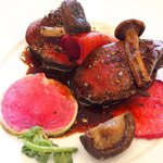 ラ・リューン - ランチコース 4104円 の蝦夷鹿のポワレ キノコと赤大根、空芯大根添え