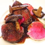 ラ・リューン - ランチコース 4104円 の蝦夷鹿のポワレ キノコと赤大根、空芯大根添え