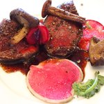 ラ・リューン - ランチコース 4104円 の蝦夷鹿のポワレ キノコと赤大根、空芯大根添え