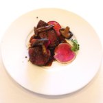 ラ・リューン - ランチコース 4104円 の蝦夷鹿のポワレ キノコと赤大根、空芯大根添え