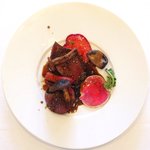 ラ・リューン - ランチコース 4104円 の蝦夷鹿のポワレ キノコと赤大根、空芯大根添え