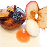 ラ・リューン - ランチコース 4104円 の紅玉リンゴのオープン焼き クレームブリュレ仕立て タイムのソルベ