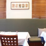 ラ・リューン - 店内のテーブル席の風景です