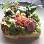 Pulu Mujung Warung - パンにサラダをのせて、いただきま〜す