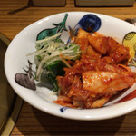 焼肉居酒家 韓の台所 道玄坂店 - キムチを小皿へ