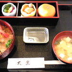 大嵩 - 海鮮丼(煮物、漬け物、蜜柑、味噌汁付き)