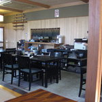 小上り席から、厨房方面をパチリ・・