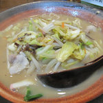 ちゃんぽん ならここ - 大きい浅めの鉢に入ってやってきます。量はたっぷり。