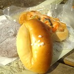 アート ブレッド ファクトリー 東京店 - マラサダドーナツ(ショコラ)、クリームパン、フランクソーセージのピザ