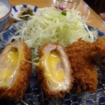 かつ心 - ◆チーズひれかつと梅しそひれかつ。 思ったよりボリュームがありますけれど、美味しそう～ キャベツはお代わり無料。