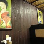 和菜亭 次郎丸 - 店内には古いお酒のポスターが一杯