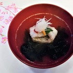 山玄茶 - 『椀物』～!! 生姜が効いて上品な味わいの出汁に『ワカメ』『明石の桜鯛』『自家製の厚揚げ』『大根の細切り』『ニンジン』『ウドの花びら』『梅肉』添え～♪( ^o^)ﾉ*ﾟ▽ﾟ)ﾉ