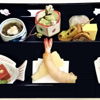 山玄茶 - 『八寸』(桜の小枝添え)～!! 『もずく酢(長芋添え)』『わけぎとイカの辛子味噌和え』『生麩の田楽 もずく味噌がけ』『穴子の八幡巻き』『卵しんじょ』『鯛の棒寿司』鯛のお皿には『万願寺唐辛子』『蛸のやわらか煮』『赤コンニャク』揚げたてでアツアツの『海老』と『筍』の天ぷら～♪( ^o^)ﾉ