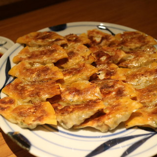 厳選食材にこだわった香ばしさと旨みたっぷりな一口ぎょうざ◎