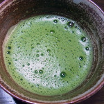 一保堂茶舗 喫茶室 嘉木 - 初昔でお薄をたてた。抹茶色というよりは鮮やかなグリーン。