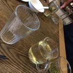 上海小南国 - 1杯で35元(約580円)
      お茶の味も香りもありません。