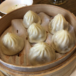 上海小南国 - 小籠包 市販のチルド的な味わい。
            肉汁は少しありますが皮が硬いですね。