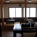 中華そば　うさみ - 店内テーブル席と座敷席