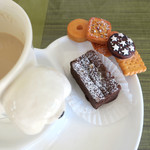 AU GAMIN DE TOKIO table - 朝食でガトー・ショコラ