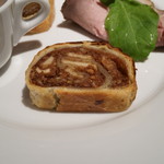 ポルタロッサ - ベーコンと松の実？のパイ包み