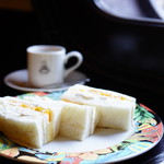 珈琲 (¥350)、フルーツサンド (+¥350)