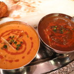 プージャ - バターチキン（左）、マトン（右）