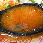 博多一幸舎 - この真っ赤なスープは見た目通りに辛いです