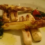 ホワイトアスパラのシンプルソテーに塩トマトのコンフィ