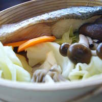 ガス燈 - 鮭とキノコ(しめじ、舞茸)のせいろ蒸