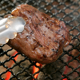 こだわり備長炭が美味しさの秘訣！お肉の旨味を逃がしません。