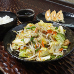 Mokkei - 中華鍋でサッと炒めたシャキシャキ野菜。野菜不足の方におすすめの野菜炒め定食。