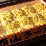 Mokkei - 麺は有名な西山製麺を使用。中太縮れ麺がスープに良く絡みます。