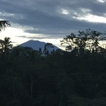 HOSHINOYA - ジャワ島最高峰アグン山(3031m)が白み始めました