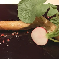 フレンチ割烹 宿 - 1皿目)コンビーフとキャベツの包み揚げ